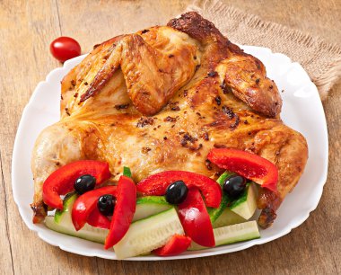 Beyaz bir yemek üzerinde sebze ile küçük ızgara tavuk