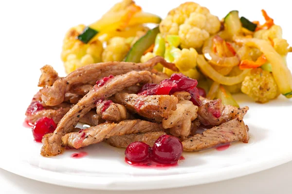 Carne de res stroganoff con salsa de arándanos y verduras a la parrilla — Foto de Stock