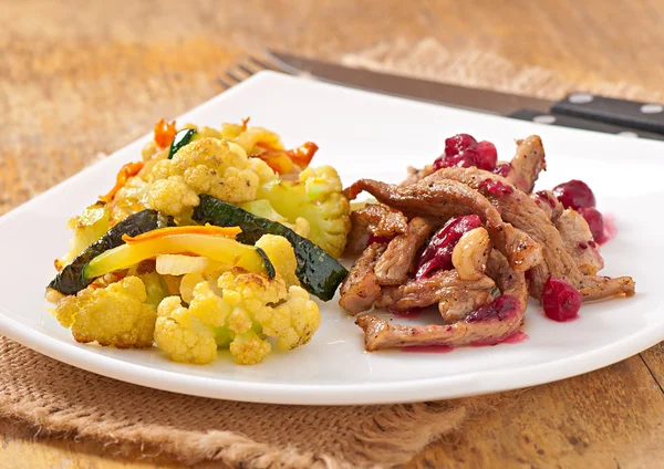 Stroganoff de carne com molho de cranberry e legumes grelhados — Fotografia de Stock