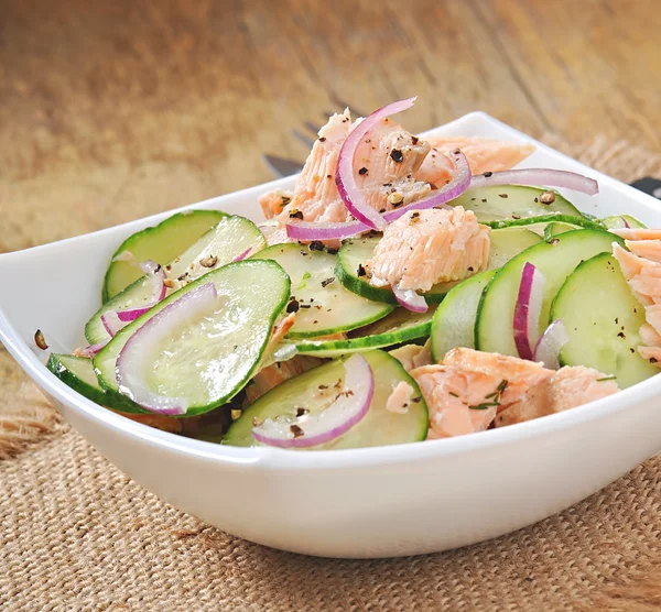 Salát z lososa a okurku s medem med — Stock fotografie