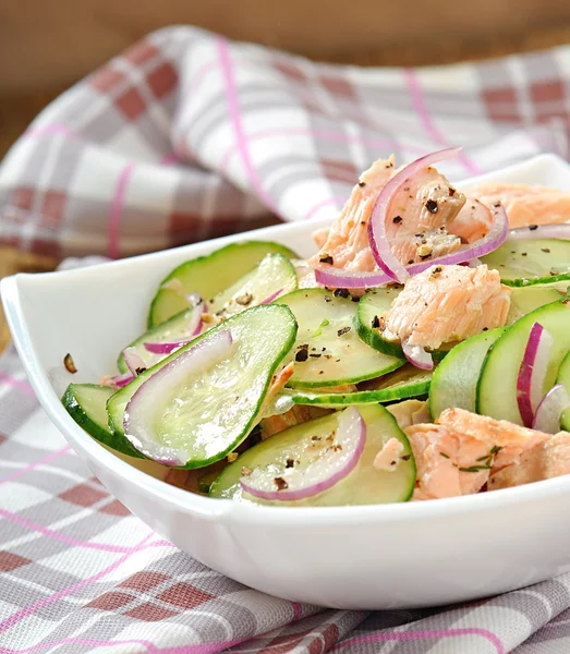 Salada de salmão e pepino com mel mel — Fotografia de Stock