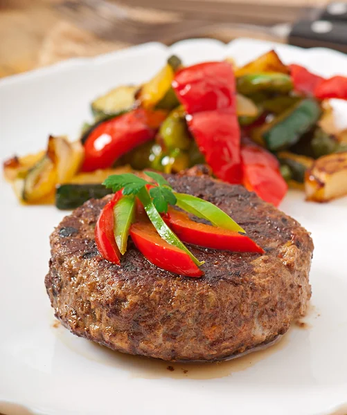 Hamburger marha steak, grillezett zöldség — Stock Fotó