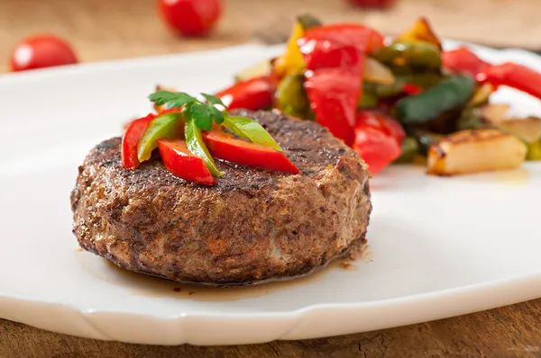 Hamburger marha steak, grillezett zöldség — Stock Fotó