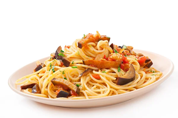 Spaghetti con melanzane fritte e pomodori e salsa agrodolce — Foto Stock