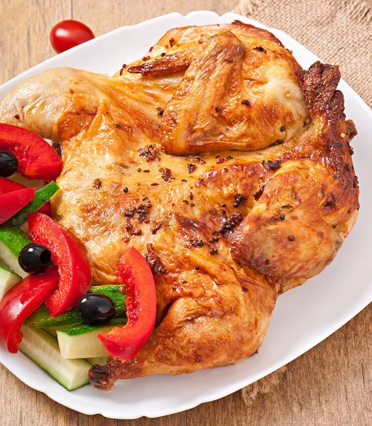 Piccolo pollo alla griglia con verdure su un piatto bianco — Foto Stock