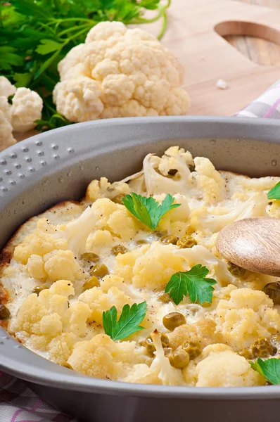 Bloemkool gebakken met ei en kaas met groene erwten — Stockfoto