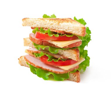 Beyaz arka planda pastırmalı ve sebzeli sandviç.