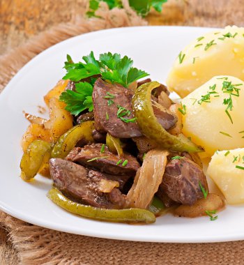 kızarmış tavuk karaciğer elma, tatlı biber ve soğan ile