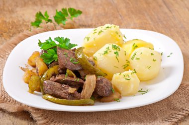 kızarmış tavuk karaciğer elma, tatlı biber ve soğan ile