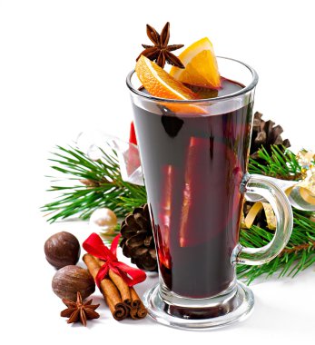 Noel mulled şarap cam fincan beyaz zemin üzerine izole