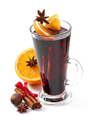 Noel mulled şarap cam fincan beyaz zemin üzerine izole