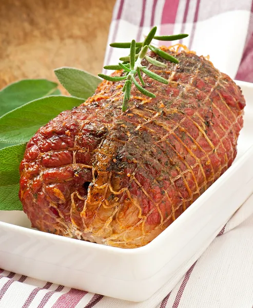 Knedlikiem cielęciny z mielonego mięsa i zioła — Zdjęcie stockowe