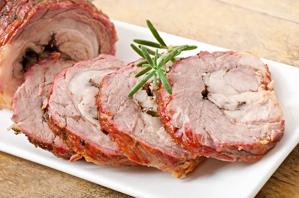 Rouleau de veau rempli de viande de bœuf hachée et d'herbes — Photo