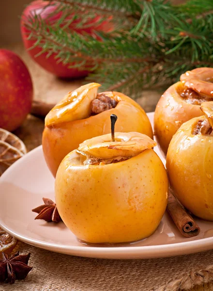 烤的苹果以蜂蜜和坚果 — 图库照片