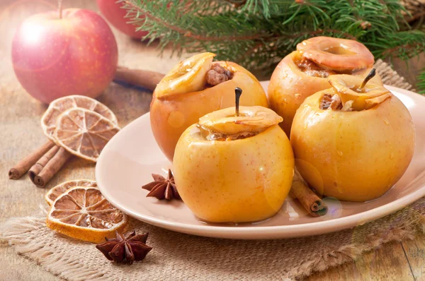 Bagte æbler med honning og nødder - Stock-foto