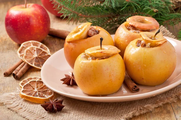 Bakade äpplen med honung och nötter — Stockfoto
