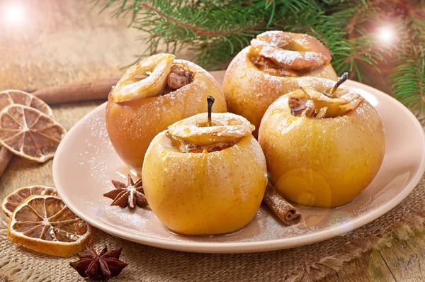 Запеченные яблоки с медом и орехами — стоковое фото