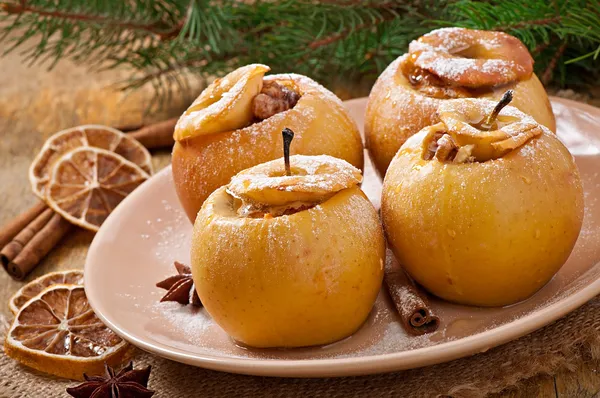 Baked apples with honey and nuts — Stock Photo, Image