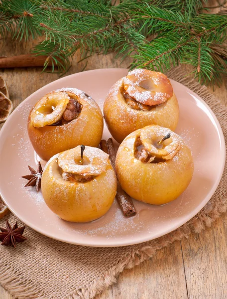 Baked apples with honey and nuts — Stock Photo, Image