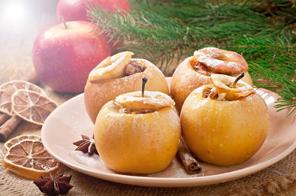 Запечені яблука з медом і горіхами — стокове фото