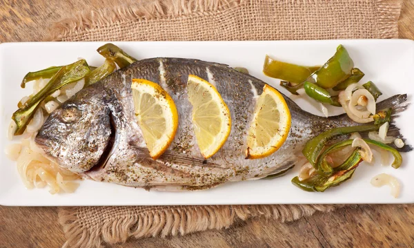 Gebackener Fisch Dorado und gebratenes Gemüse — Stockfoto