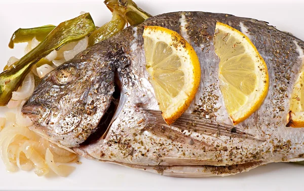 Gebackener Fisch Dorado und gebratenes Gemüse — Stockfoto