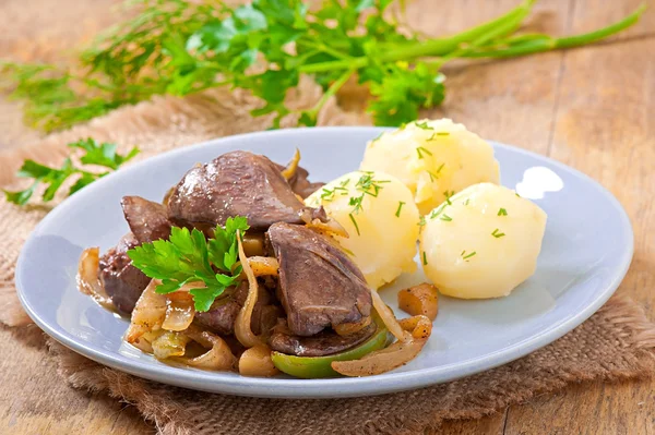 Gebratene Hühnerleber mit Äpfeln, Paprika und Zwiebeln — Stockfoto