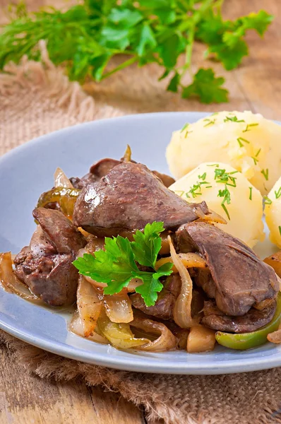 Hígado de pollo frito con manzanas, pimiento dulce y cebolla — Foto de Stock