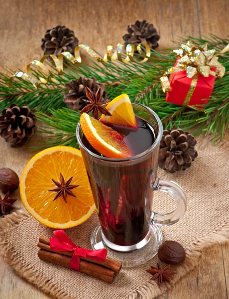 Christmas mulled wine in glass cup on a wooden table — Stock Photo, Image