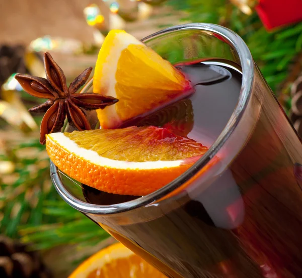 Kerst glühwein in glazen beker op een houten tafel — Stockfoto