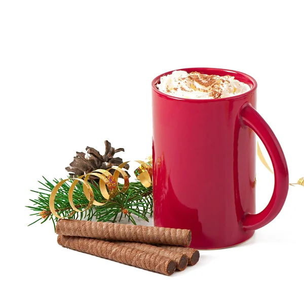 Kartki świąteczne z filiżanki kawy czerwony zwieńczona bitą śmietaną na białym tle — Zdjęcie stockowe