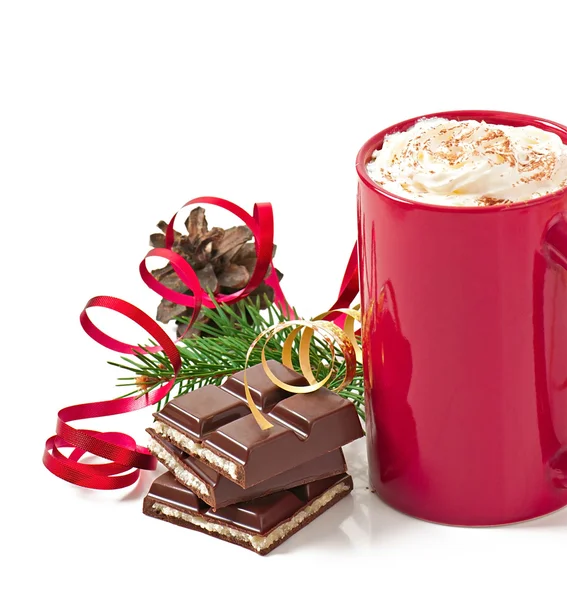 Рождественская открытка с красной чашкой кофе со взбитыми сливками на белом фоне — стоковое фото