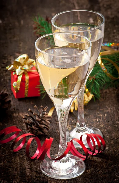 Deux verres de champagne sur un vieux fond de bois sombre — Photo