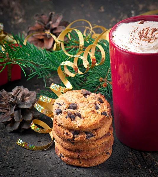 圣诞贺卡与红色咖啡杯配奶油的旧的木制背景 — 图库照片
