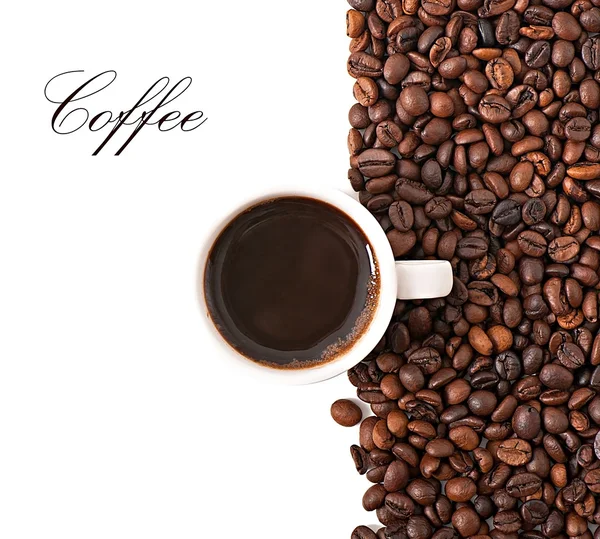 Biji kopi dengan cangkir putih — Stok Foto
