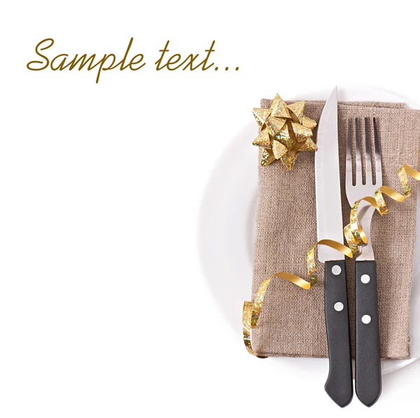 Cierre de un cuchillo y tenedor en un plato blanco con servilleta en el fondo blanco —  Fotos de Stock