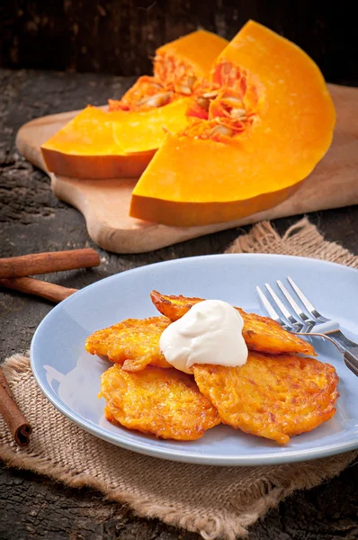 Buñuelos de calabaza con canela y azúcar sobre el fondo de madera viejo —  Fotos de Stock