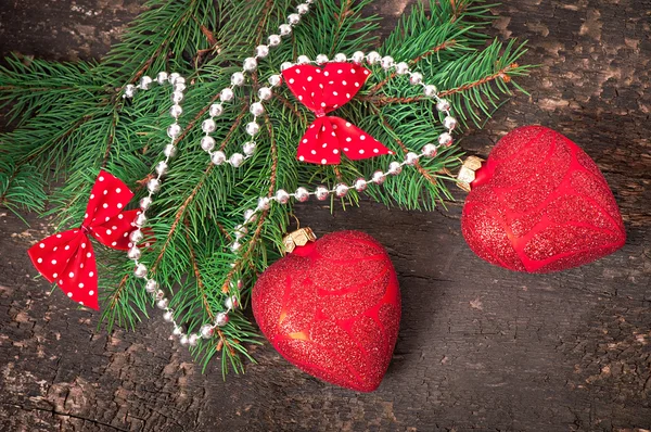 Decoraciones navideñas y ramas de abeto sobre el antiguo fondo de madera — Foto de Stock