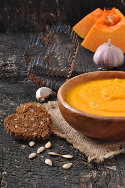 ahşap bir kase kabak çorbası Krem