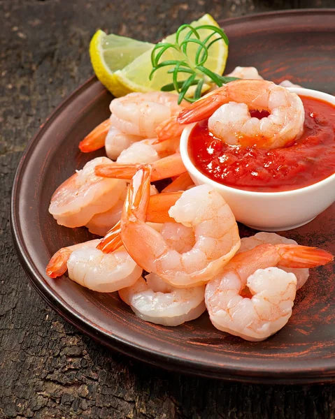 Colas de gambas con limón fresco y romero en un plato de cerámica —  Fotos de Stock