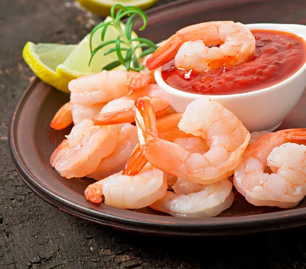 Tails of shrimps with fresh lemon and rosemary in a ceramic plate — Stock Photo, Image