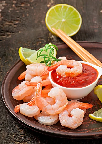 Ekor udang dengan lemon segar dan rosemary dalam piring keramik — Stok Foto