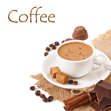Tarçın, kahve çekirdekleri, kahverengi şeker ve çikolata beyaz zemin üzerine izole ile İtalyan espresso fincan kapatmak