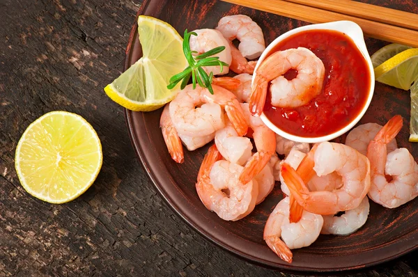 Ekor udang dengan lemon segar dan rosemary dalam piring keramik — Stok Foto