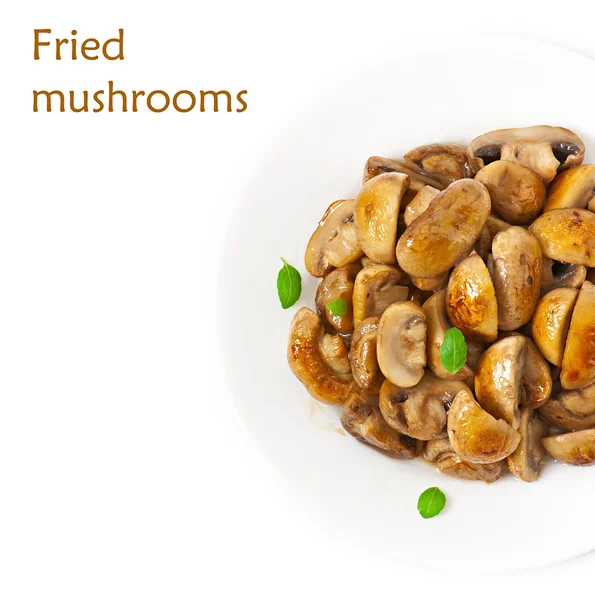 Champignons frits sur une assiette blanche — Photo