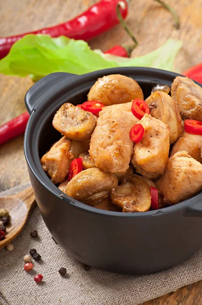 Sauteed chicken with mushrooms — Stock Photo, Image