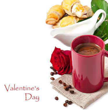 Kahve ve kruvasanla kahvaltı.