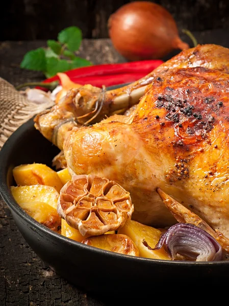 Sült egész csirke, burgonya, fokhagymás, hagymás — Stock Fotó