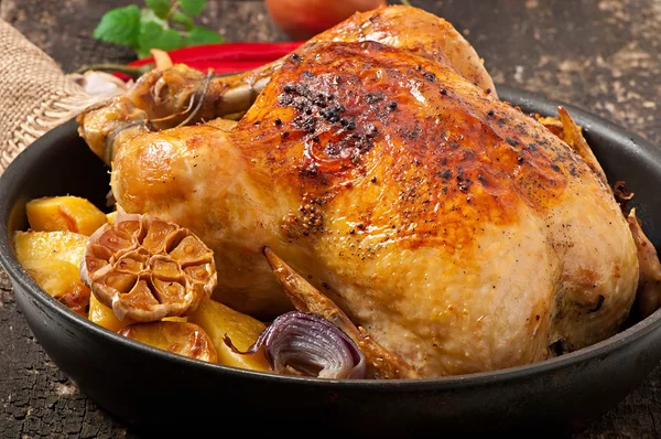 Pollo entero al horno con papas, ajo y cebolla —  Fotos de Stock