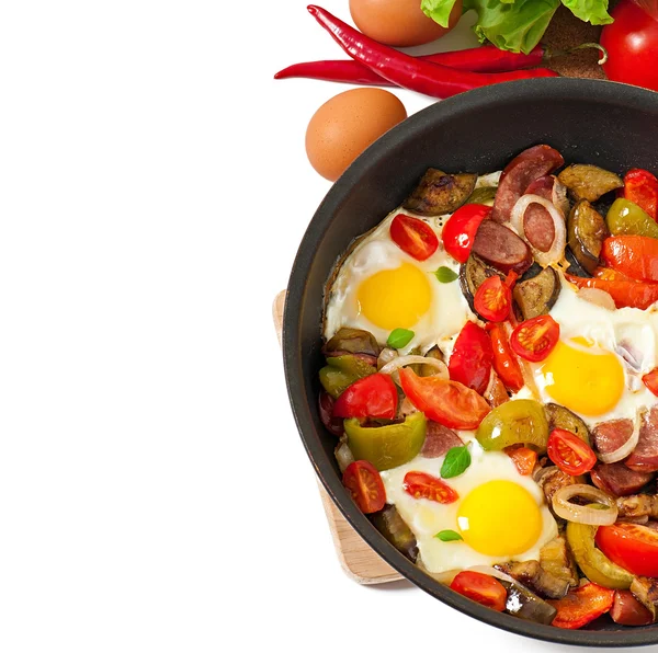 Uova fritte con verdure fresche e salsiccia su sfondo bianco — Foto Stock